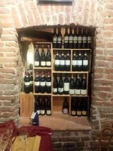 La Dogana del Buongusto - Bottiglie di Vino in mostra tra i mattoni a vista