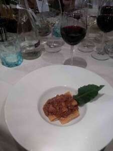 Paccheri fatti in casa al ragout abbinati a Petit Rouge e Cornalin