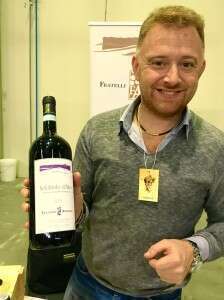 Fratelli Aimasso - Luca Aimasso con il suo Nebbiolo d Alba Fratelli Aimasso - Luca Aimasso con il suo Nebbiolo d Alba