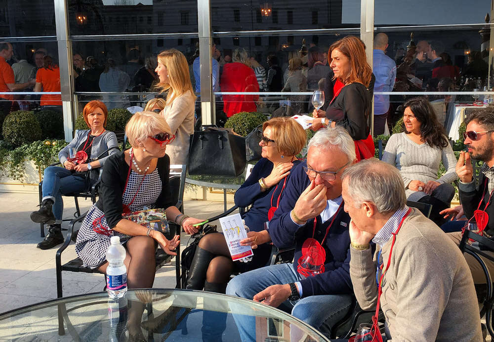 Gradito l'abito rosso a Venezia - Pubblico sulla terrazza