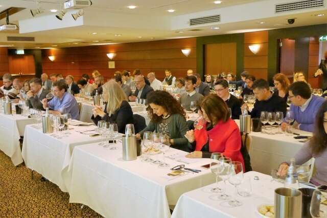 Assaggiatori alla degustazione di Riesling Austriaci di Fisar MIlano Assaggiatori alla degustazione di Riesling Austriaci di Fisar MIlano