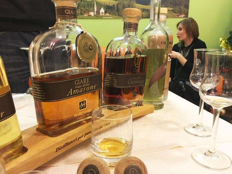 Le Grappe di Distilleria Marzadro e i calici di degustazione delle Grappe Le Grappe di Distilleria Marzadro e i calici di degustazione delle Grappe