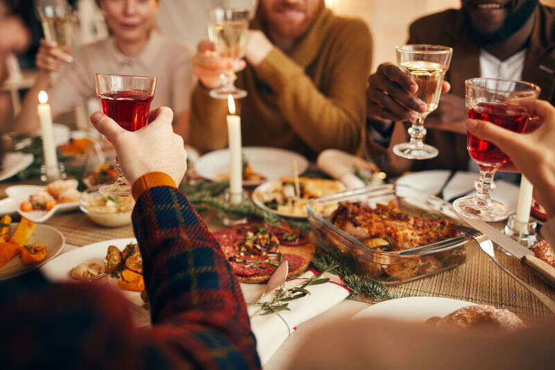 Brindisi Cena di Natale con calici di Vino Brindisi Cena di Natale con calici di Vino