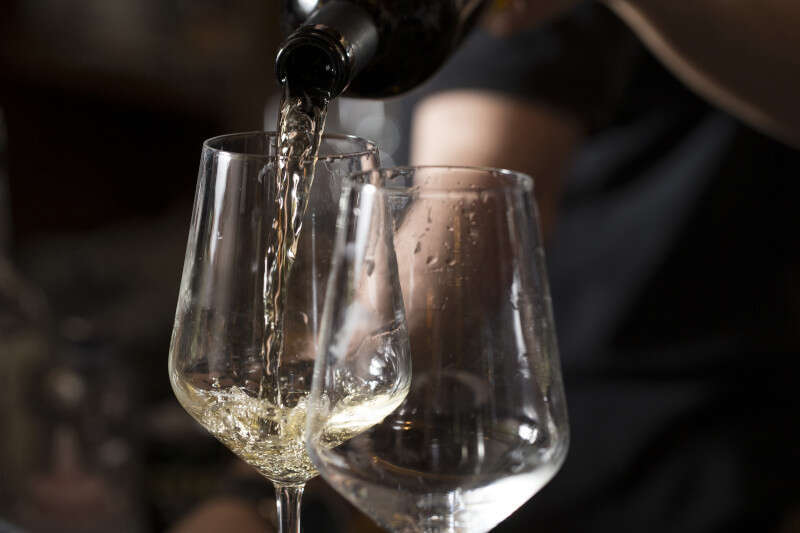 Versare vino nel calice Versare vino nel calice