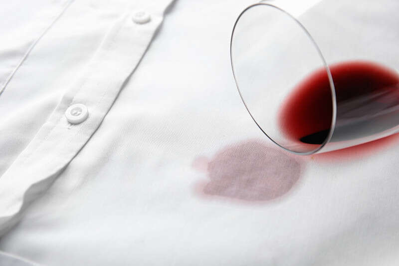 Macchia di Vino Rosso su Camicia Macchia di Vino Rosso su Camicia