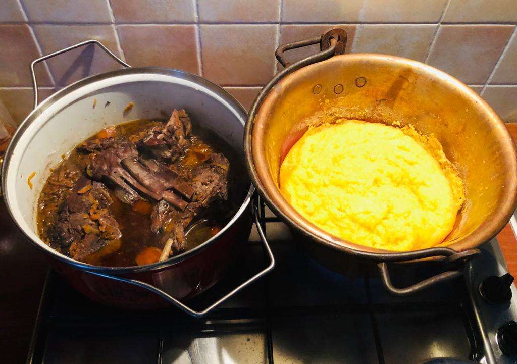 Polenta Bramata e Cinghiale in Salmì Polenta Bramata e Cinghiale in Salmì
