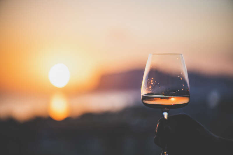 Un Calice di Rosato in estata al mare Un Calice di Rosato in estata al mare