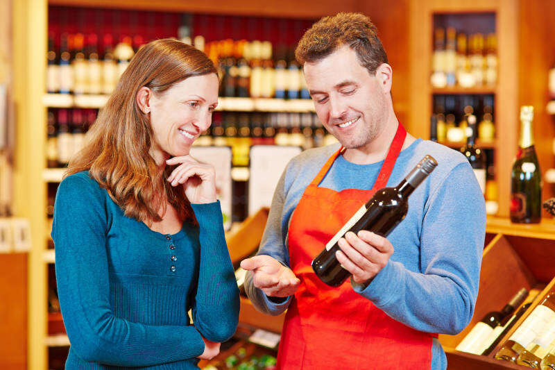 Sommelier dispensa consigli ad un cliente Sommelier dispensa consigli ad un cliente