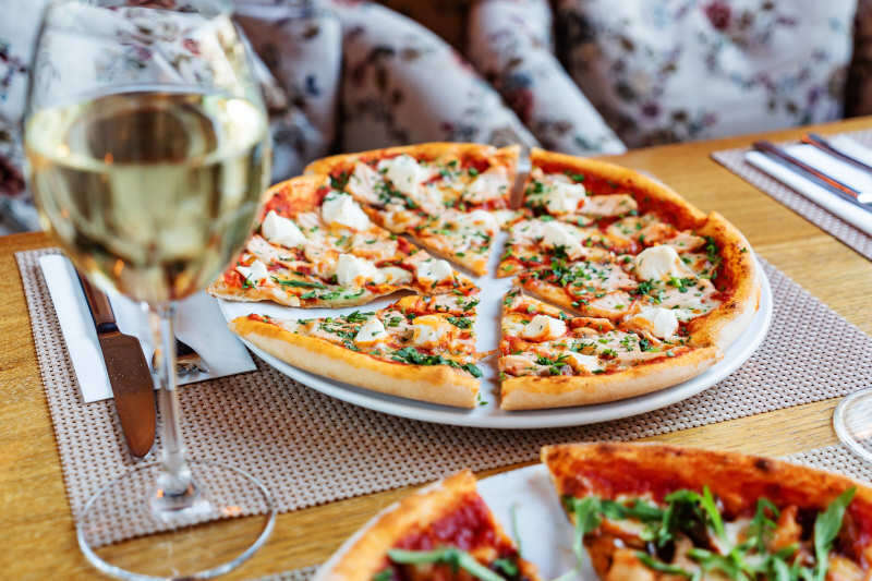 Un calice di bianco si abbina bene con la pizza allo zola o ai 4 formaggi Un calice di bianco si abbina bene con la pizza allo zola o ai 4 formaggi