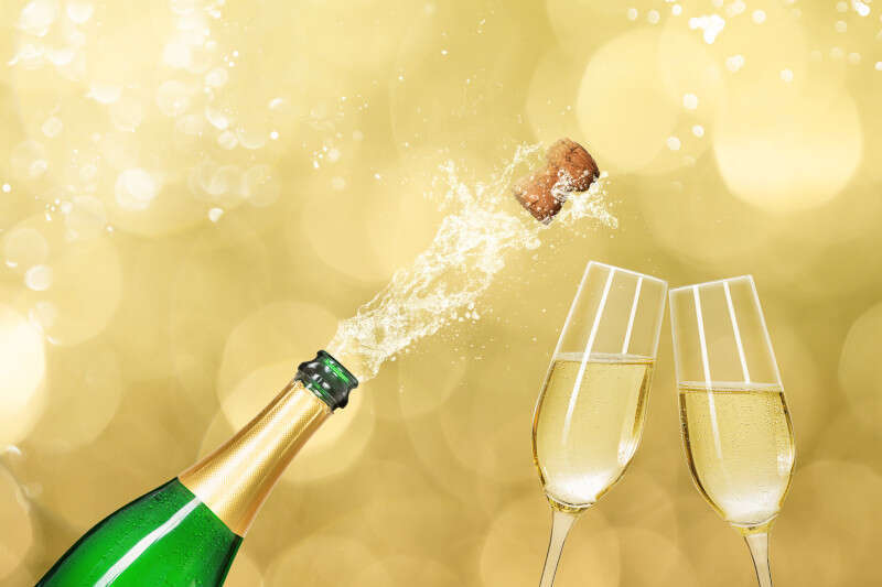 Bottiglia di Champagne con due calici Bottiglia di Champagne con due calici