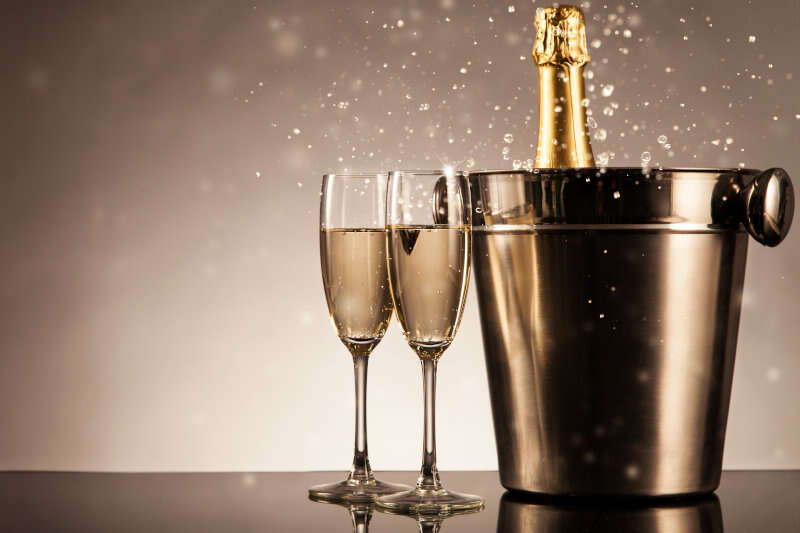Bottiglia di champagne con calici e secchiello Bottiglia di champagne con calici e secchiello