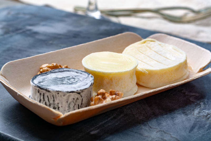 Assortimento di formaggi di capra morbidi francesi, Chevre Cendre, Cabecou Du Perigord e Chevre De Dordogne Assortimento di formaggi di capra morbidi francesi, Chevre Cendre, Cabecou Du Perigord e Chevre De Dordogne