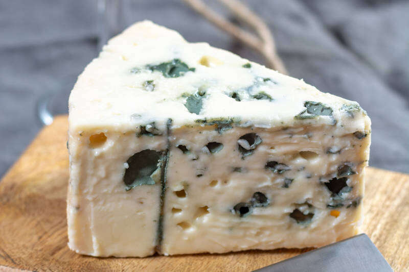 Roquefort formaggio francese a base di latte di pecora, uno dei formaggi erborinati più conosciuti al mondo con muffa blu Roquefort formaggio francese a base di latte di pecora, uno dei formaggi erborinati più conosciuti al mondo con muffa blu