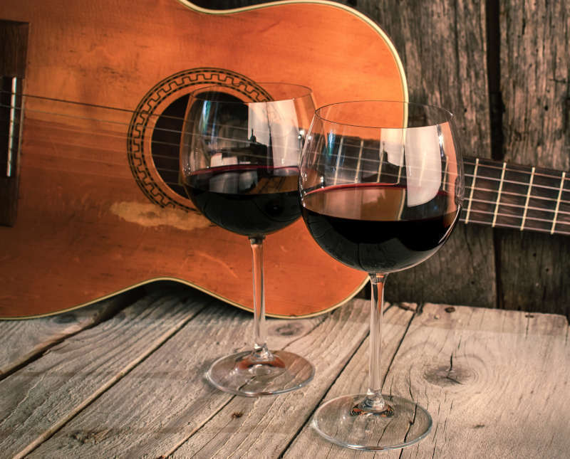 Canzoni sul Vino - Chitarra e calici di vino Canzoni sul Vino - Chitarra e calici di vino