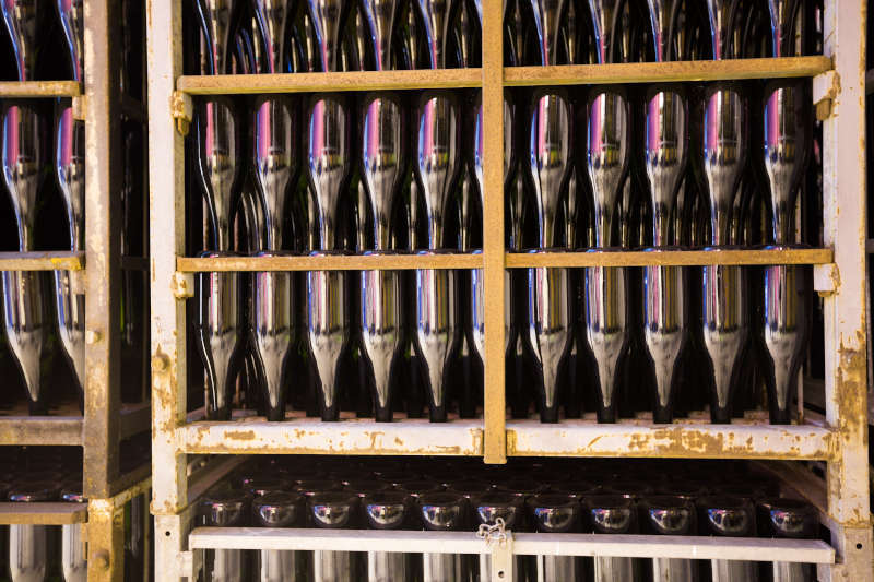 Bottiglie di Champagne durante la rifermentazione in bottiglia Bottiglie di Champagne durante la rifermentazione in bottiglia