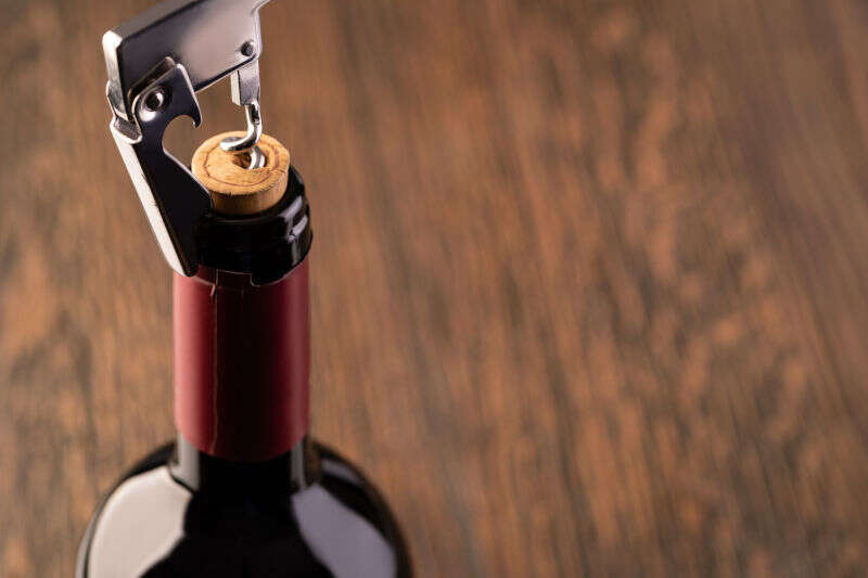 Tirabusciò in azione su bottiglia di vino Tirabusciò in azione su bottiglia di vino