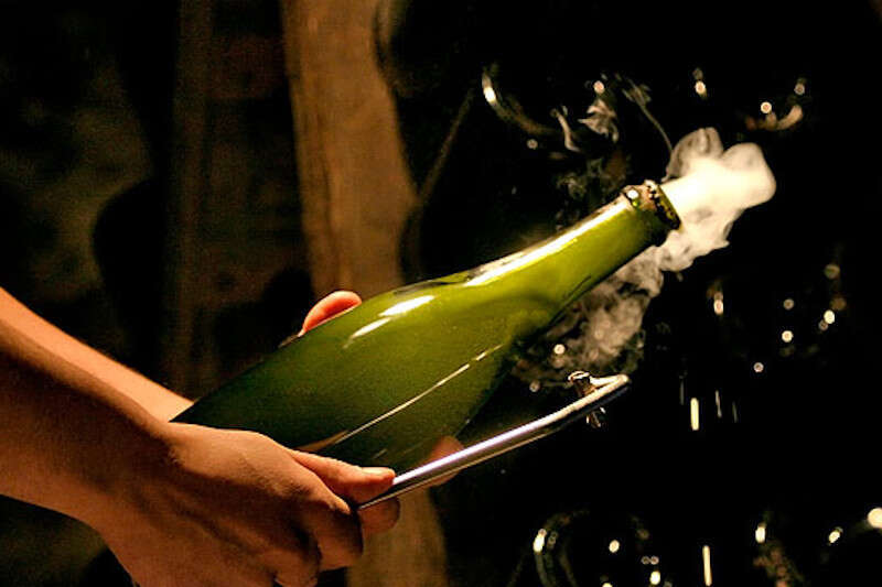 Degorgement di una bottiglia Degorgement di una bottiglia
