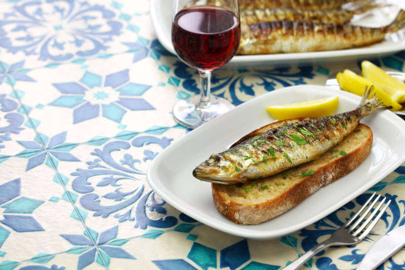 Sardine arrosto con Vino Rosso - vino rosso con pesce Sardine arrosto con Vino Rosso - vino rosso con pesce