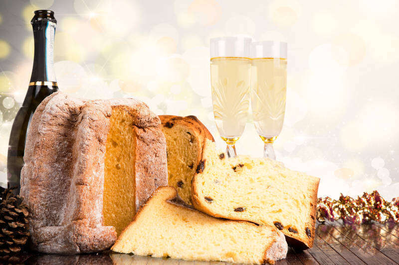 Pandoro e Panettone con due calici di spumante Pandoro e Panettone con due calici di spumante