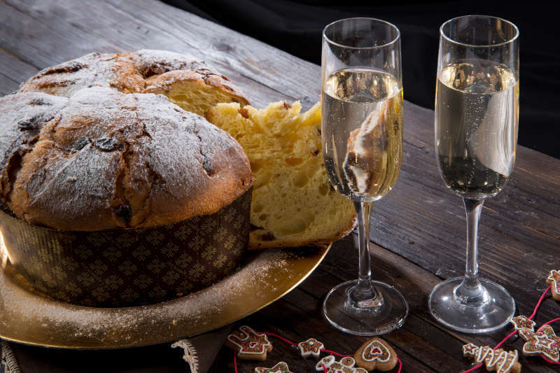 Panettone di Natale abbinato a due calici di Spumante Panettone di Natale abbinato a due calici di Spumante